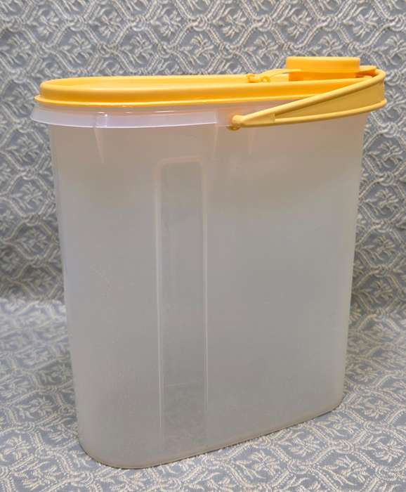 Vintage Tupperware | 10 x 20 x 21 cm High |