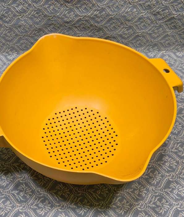 Tupperware Handled Colander Strainer Double Spout