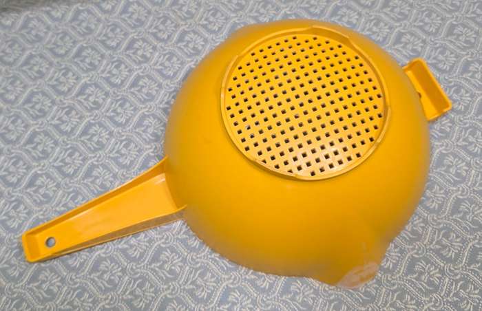 Tupperware Handled Colander Strainer Double Spout