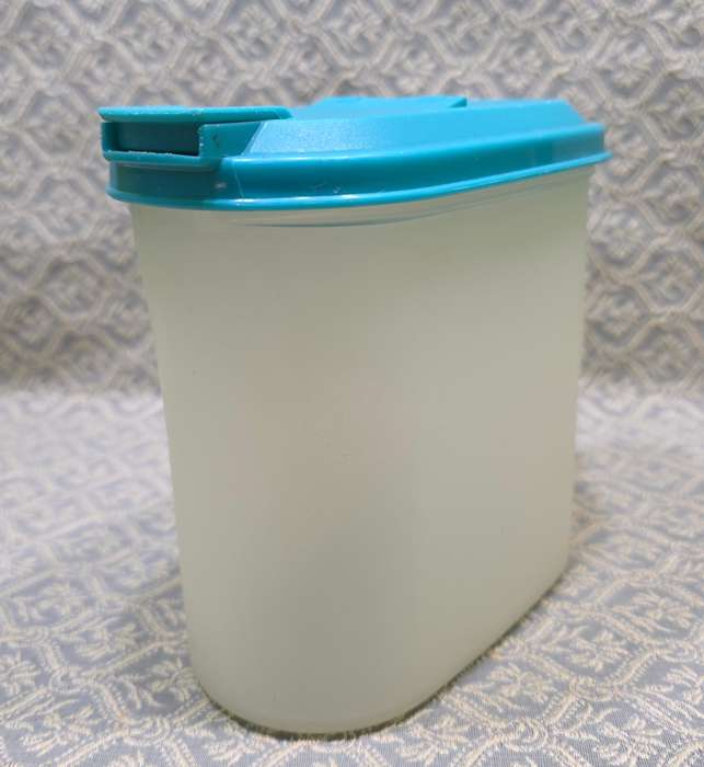 Vintage Tupperware | 18 x 9 x 16 cm high |