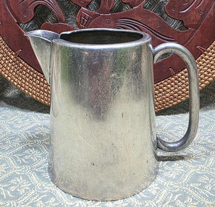 SET OF PLATED MILK POURERS
