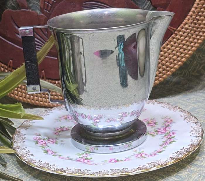 SET OF PLATED MILK POURERS