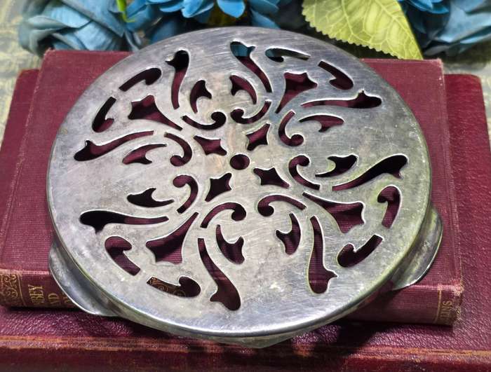 SMALL PLATED TRIVET