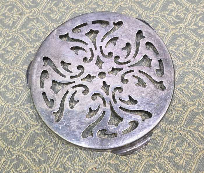 SMALL PLATED TRIVET