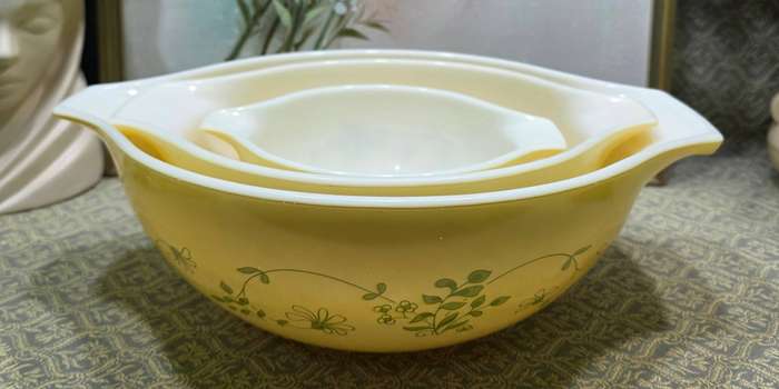 Vintage Pyrex made in the USA Nesting Bowls set of 3