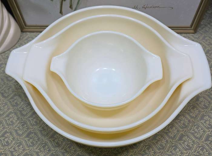 Vintage Pyrex made in the USA Nesting Bowls set of 3