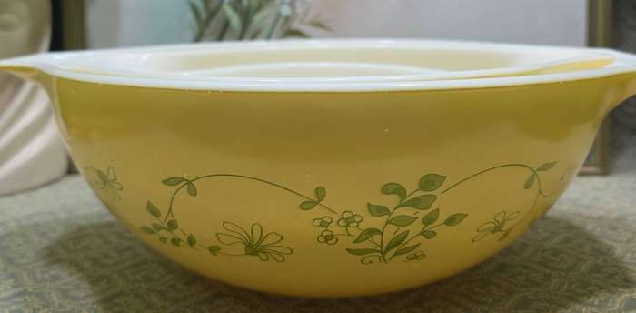 Vintage Pyrex made in the USA Nesting Bowls set of 3