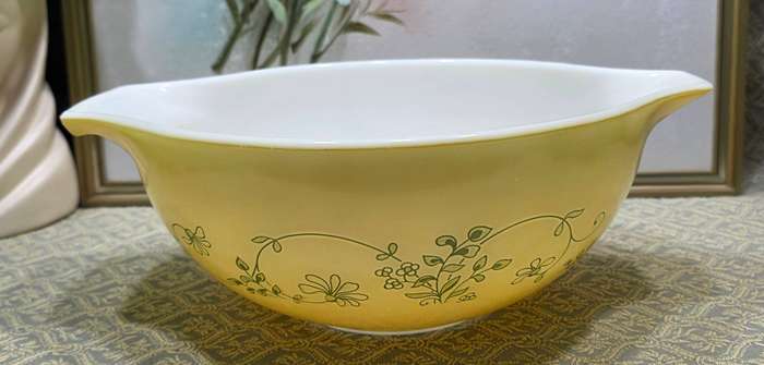 Vintage Pyrex made in the USA Nesting Bowls set of 3