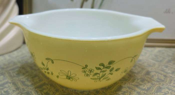 Vintage Pyrex made in the USA Nesting Bowls set of 3