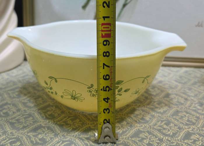 Vintage Pyrex made in the USA Nesting Bowls set of 3