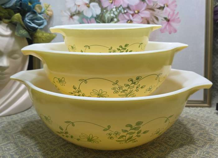 Vintage Pyrex made in the USA Nesting Bowls set of 3