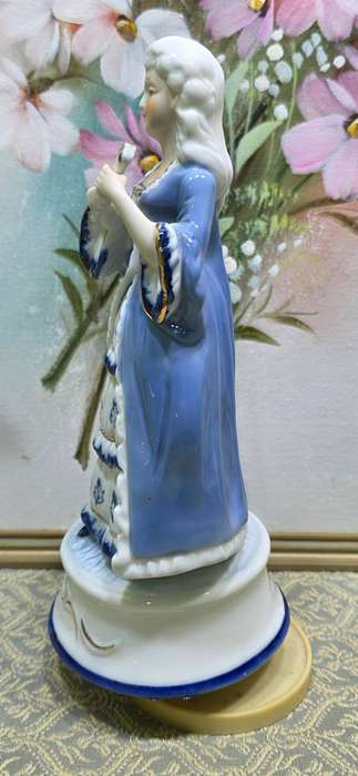 Vintage Blue and White Victorian Lady Porcelain Figurine Music Box | 02 |