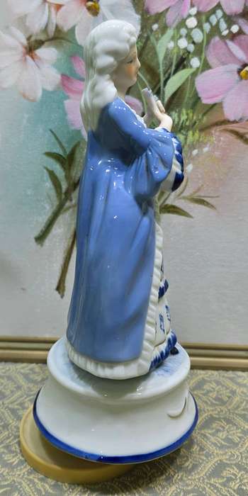 Vintage Blue and White Victorian Lady Porcelain Figurine Music Box | 02 |