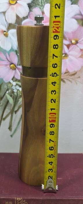 Wooden Pepper Mill/Grinder