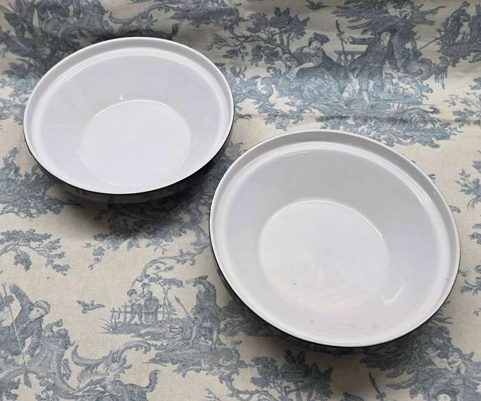 Two Eetrite Bowls
