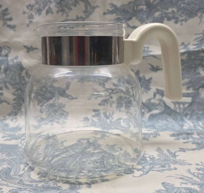 GLASS PYREX JUG