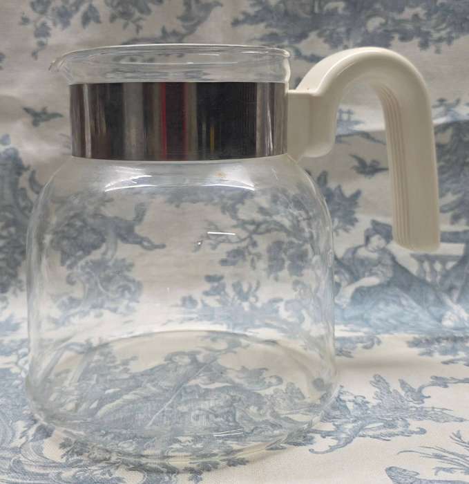 GLASS PYREX JUG