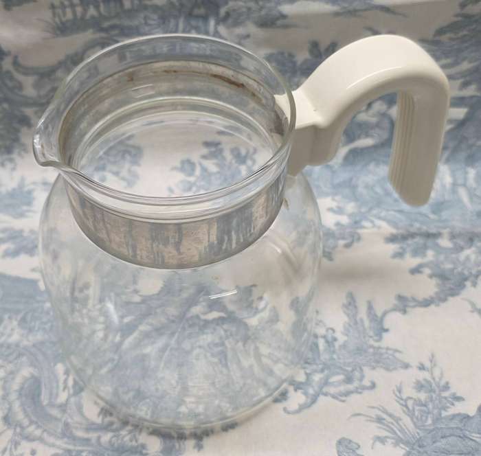 GLASS PYREX JUG