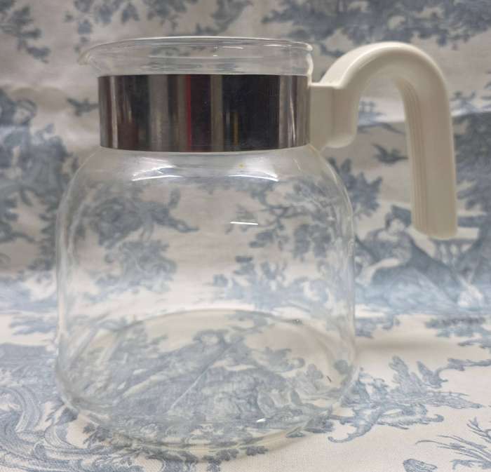 GLASS PYREX JUG