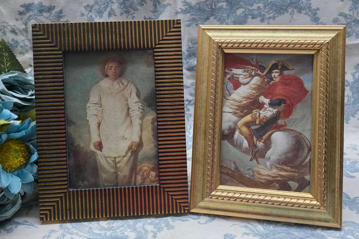 SET OF PHOTO FRAMES WITH PRINTS