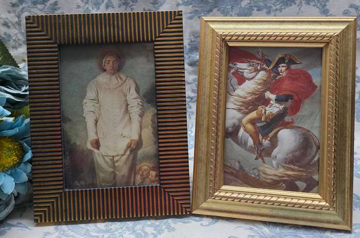 SET OF PHOTO FRAMES WITH PRINTS