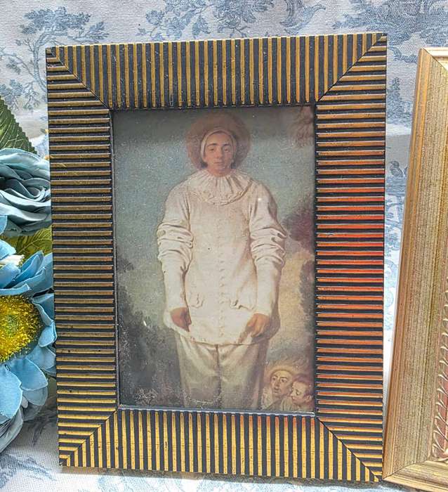 SET OF PHOTO FRAMES WITH PRINTS