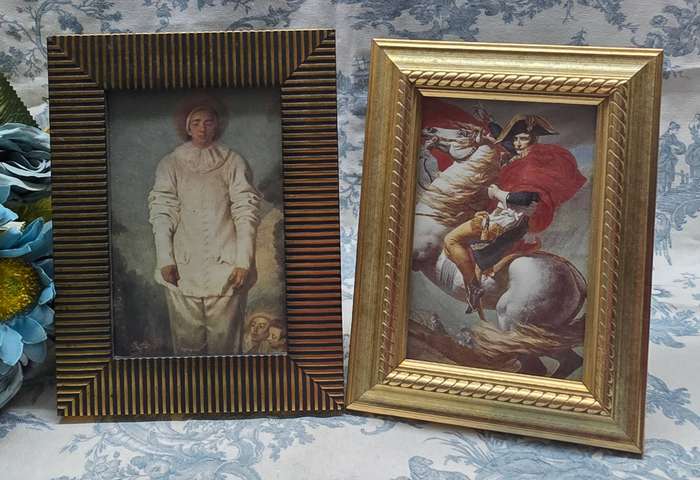 SET OF PHOTO FRAMES WITH PRINTS