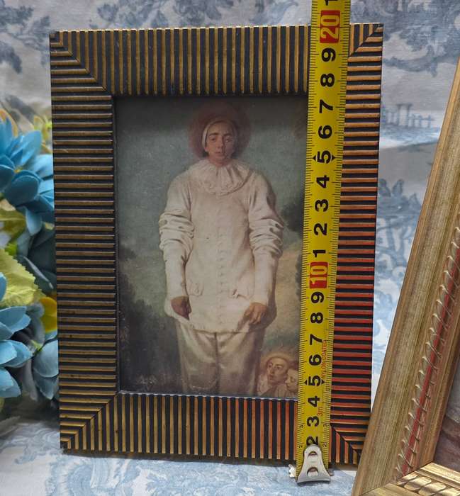 SET OF PHOTO FRAMES WITH PRINTS