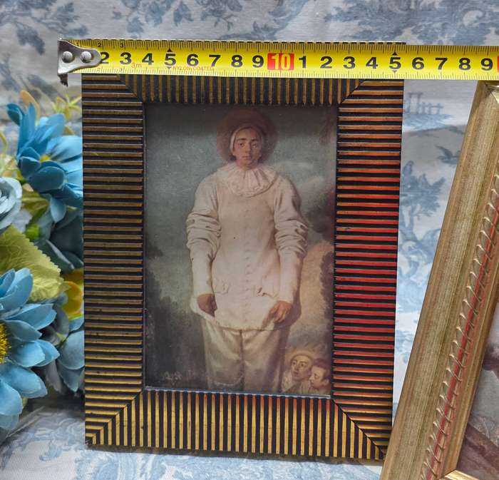 SET OF PHOTO FRAMES WITH PRINTS