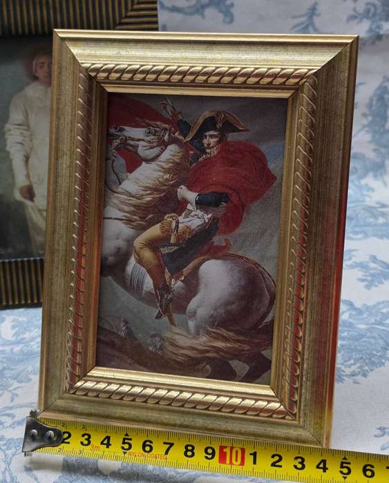 SET OF PHOTO FRAMES WITH PRINTS