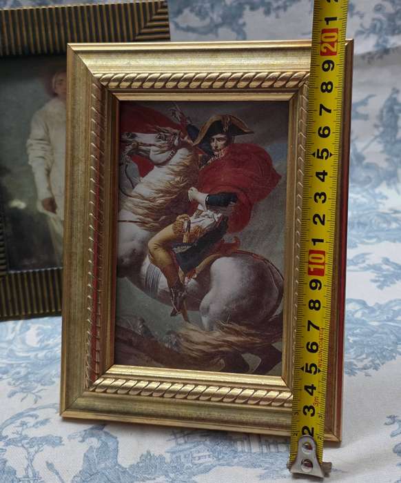 SET OF PHOTO FRAMES WITH PRINTS