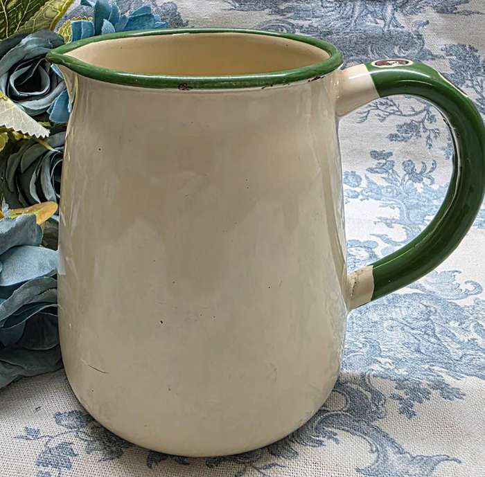 ENAMEL MILK POURER
