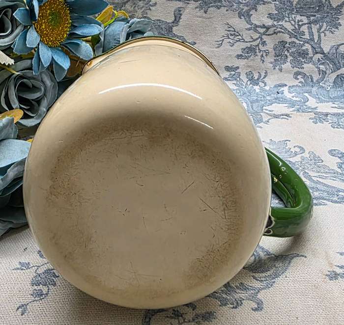 ENAMEL MILK POURER