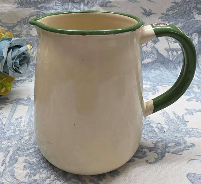 ENAMEL MILK POURER