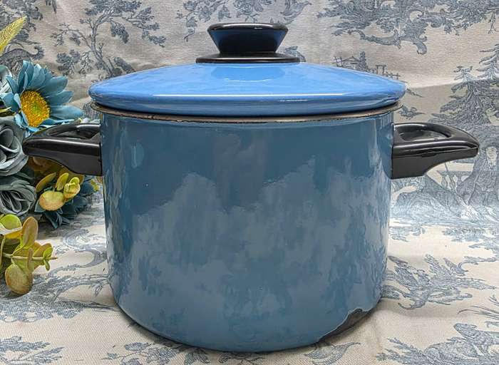 Vintage Baby Blue Pot with Lid