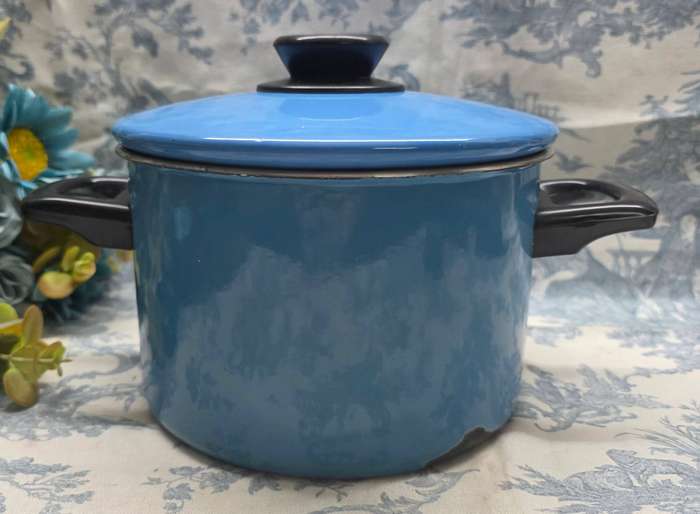 Vintage Baby Blue Pot with Lid