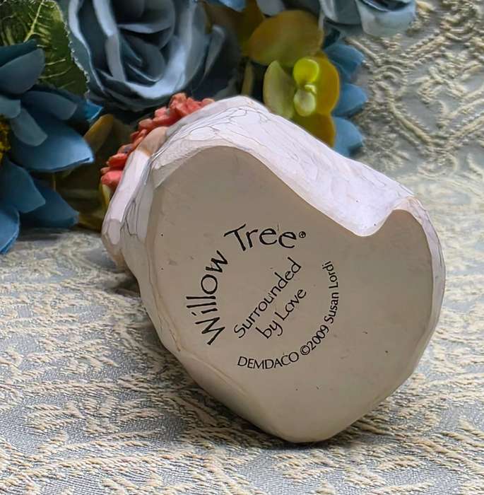Vintage Treasure | Willow Tree Surrounded by Love Figurine | Demdaco 2009