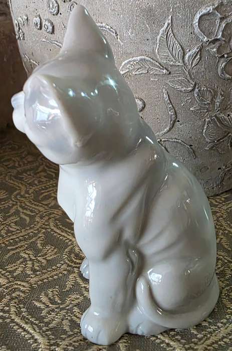 PORCELAIN KITTY