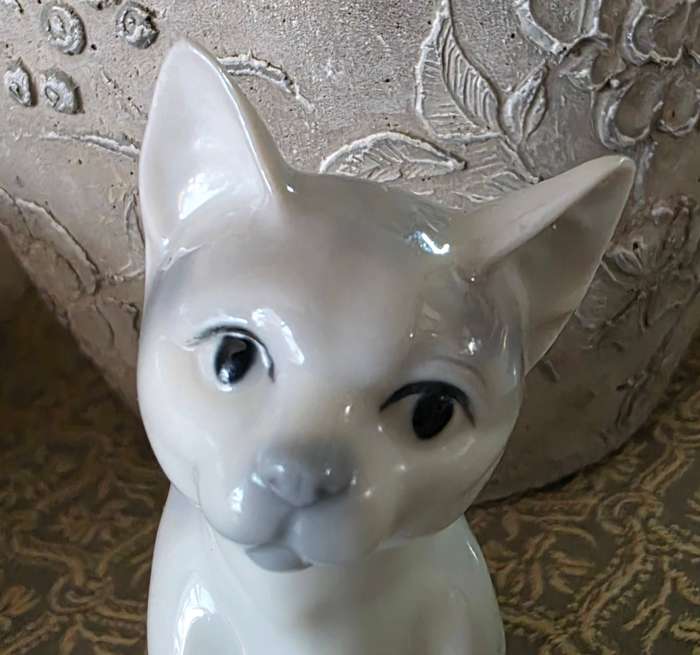 PORCELAIN KITTY
