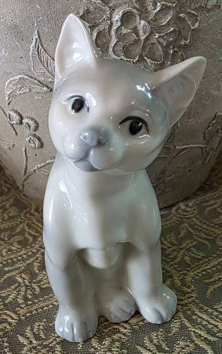 PORCELAIN KITTY