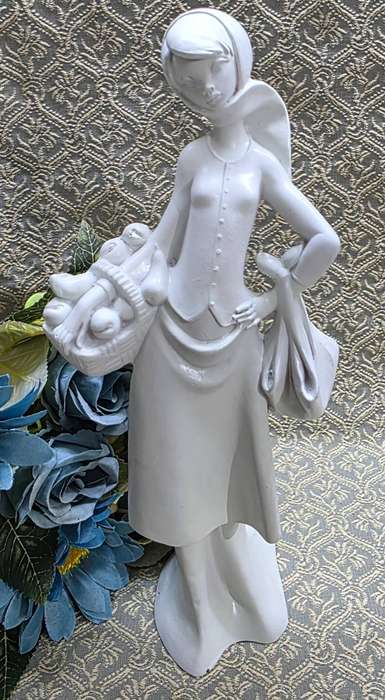 Vintage Lady Figurine  Depose Italy (2014)