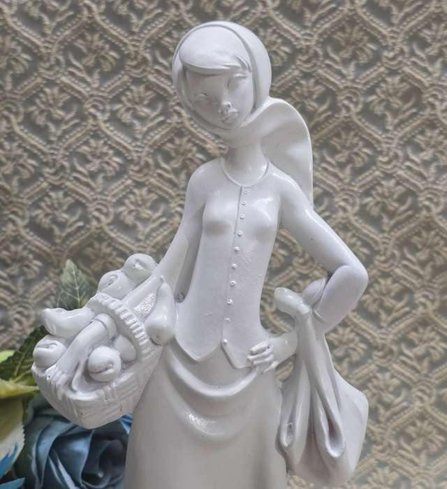 Vintage Lady Figurine  Depose Italy (2014)
