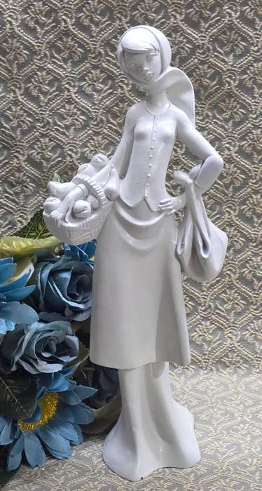 Vintage Lady Figurine  Depose Italy (2014)