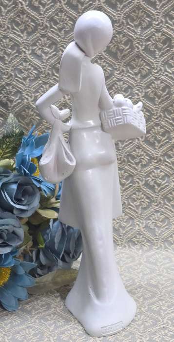 Vintage Lady Figurine  Depose Italy (2014)