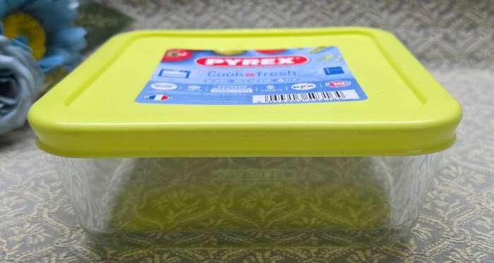 Pyrex bowl with plastic lid