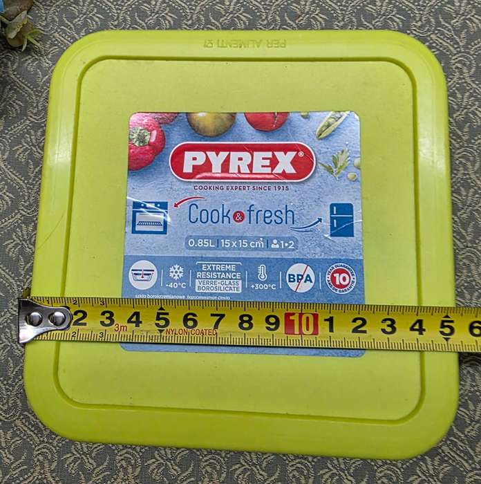 Pyrex bowl with plastic lid