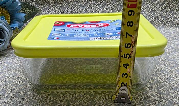 Pyrex bowl with plastic lid