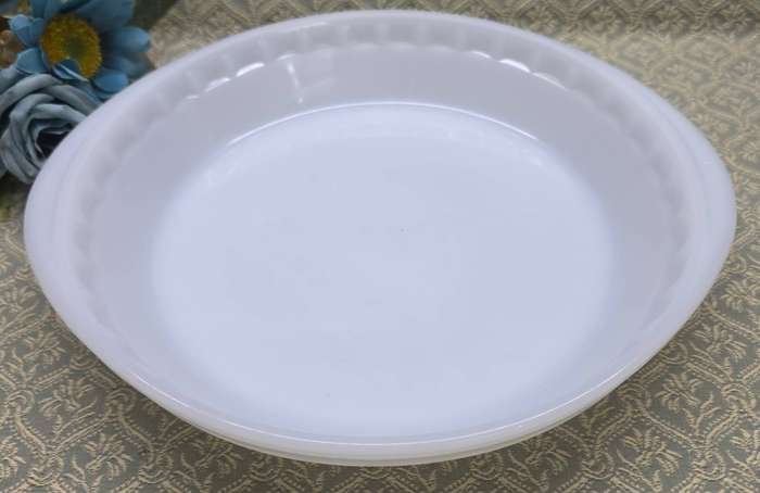 Dynaware Pyr - o - Rey  MILK GLASS Pie Plate. Circa 1950s.