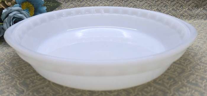 Dynaware Pyr - o - Rey  MILK GLASS Pie Plate. Circa 1950s.