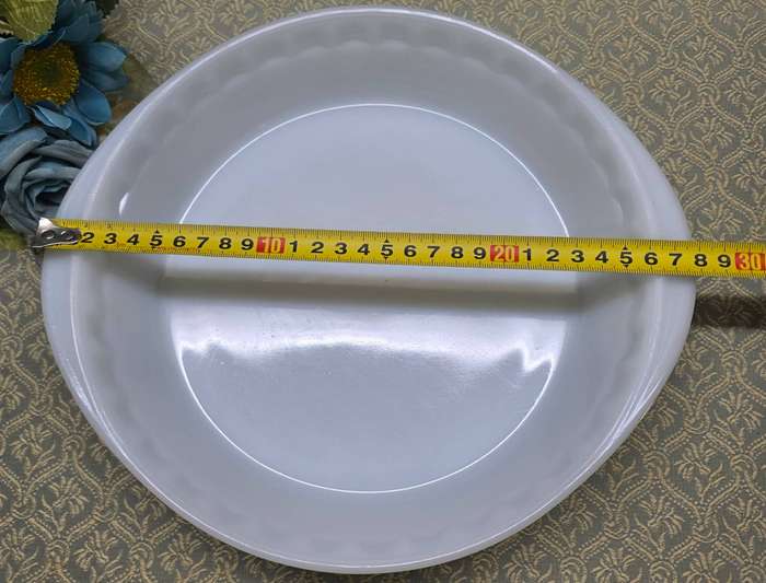 Dynaware Pyr - o - Rey  MILK GLASS Pie Plate. Circa 1950s.